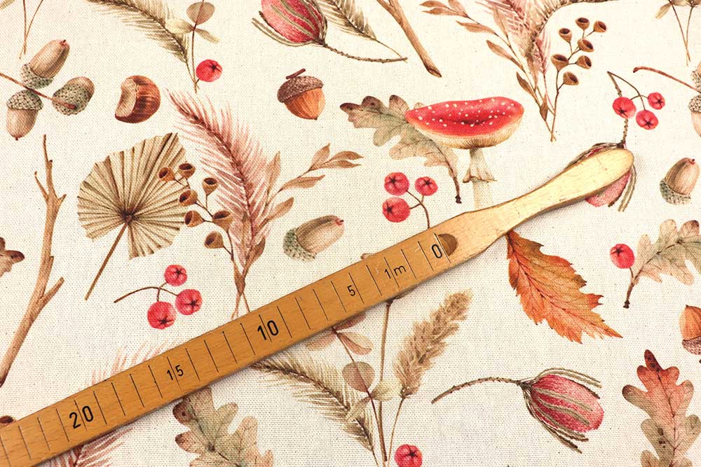 Ein Stoff wie ein Spaziergang durch den Herbstwald – mit Pilzen, Beeren und Blättern für märchenhafte DIY-Ideen. Ds6325 Dekostoff Recycling Herbst Pilze S4 L Recycling-Stoffe Recycling-Dekostoff - Woodland Tales