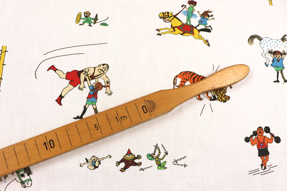 Bunter Dekostoff mit dem stärksten Mädchen der Welt - ein Muss für Fans der beliebten Kinderbuch-Reihe! Ds6342 Dekostoff Pippi Zirkus Dekostoffe NEU  Dekostoff - Pippi im Zirkus