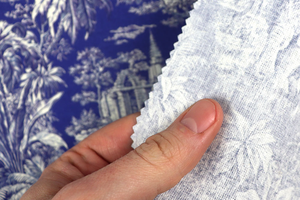 Toile de Jouy mal anders: Edler Cretonne mit Ethno-Motiv in verrückter Farbkombi! Ds6373 Baumwollstoff Toile De Jouy Blau Weiss S4 Toile de Jouy Baumwollstoff - Toile de Jouy - Mayani Blue