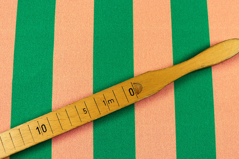 Moderner Dekostoff mit breiten Blockstreifen in frischem Grün und warmem Sandton – zeitlos, stilvoll und vielseitig kombinierbar. Ds6391 Dekostoff Blockstreifen Gruen Apricot S4 Dekostoffe NEU  Dekostoff - Palm Beach Stripes