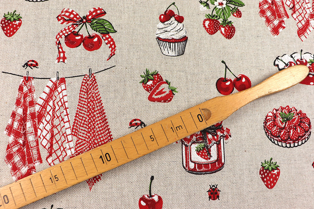 Zwischen Kirschen, Erdbeeren und Cupcakes sagt Ihnen sogar ein Marienkäfer Hallo - dieser Dekostoff ist Cosy Feeling pur! Ds6403 Dekostoff Leinenoptik Rote Fruechte S4 Dekostoffe Kaffee/Küche Dekostoff Leinenoptik - Rote Früchte