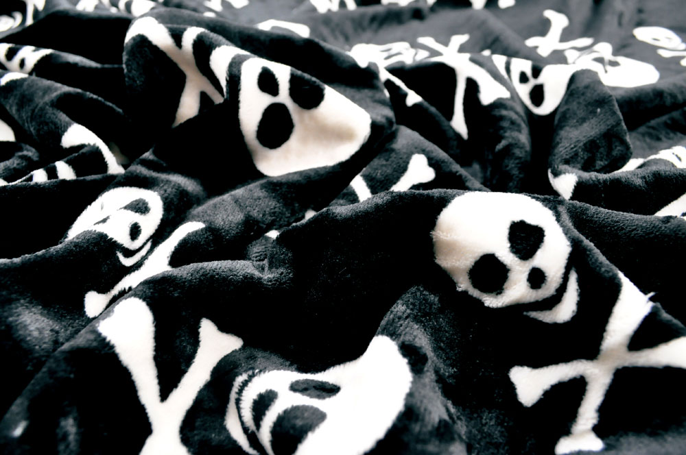 Flauschiger Wellness-Fleece mit Totenköpfen - eine ungewöhnliche Kombi, die aber auf ganzer Linie überzeugt! Fleece Totenkopf Sale Winterstoffe Wellness-Fleece - Totenköpfe