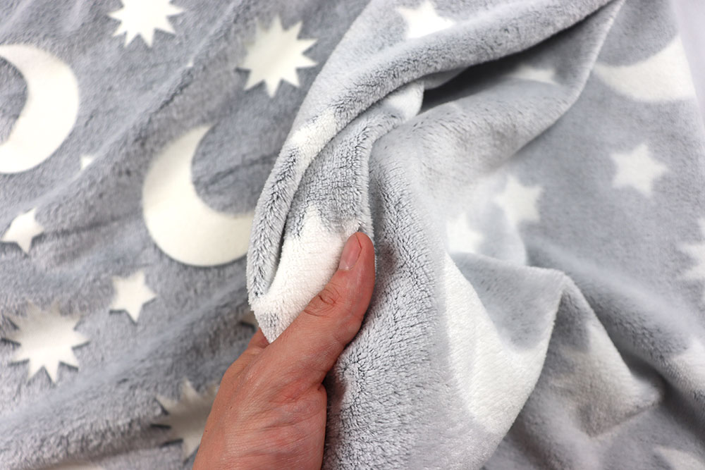 Nachtleuchtender, himmlisch weicher Fleecestoff – für Träume, die wärmen! Fl5183 Fleece Mond Und Sterne   R Fleece Fleece - Glow in the Dark - Mond und Sterne