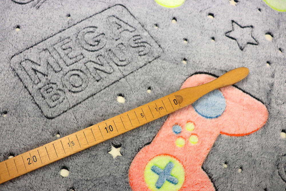 Bunter Fleece mit Gamepad-Motiven, und Retro-Vibes – perfekt für kleine und große Zockerfans! Fl5192 Neon Fleece Videospiel S4 Fleece Fleece - Neon - Game Galaxy