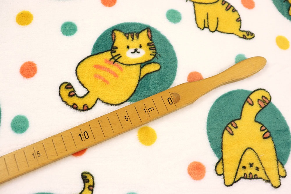 Verrückte freche Kätzchen tummeln sich auf diesem herrlich flauschigen Stoff - ideal für Decken, warme Bekleidung und mehr! Fl5194 Fleece Katzen S4 Kinderstoffe Kuschel-Fleece - Katzen-Party