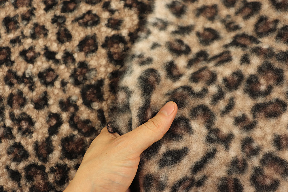 Gelockter Bekleidungsstoff im angesagten Leomuster - ein warmer, modischer Begleiter für Ihren Kleiderschrank! Fl5195 Boucle Locken Fleece Leo S4 Bouclé-Stoffe Leo-Bouclé