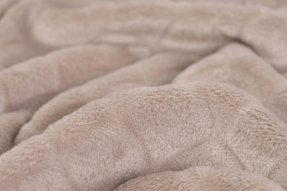 Weicher Fleece in Taupe mit geprägtem Schuppenmuster – ideal für Decken, Kissen, Kinderbekleidung und kreative Nähideen. Fl5197 Meerjungfrauenfleece Taupe Fasnacht Stoffe Einfarbig Meerjungfrauen-Fleece - Taupe