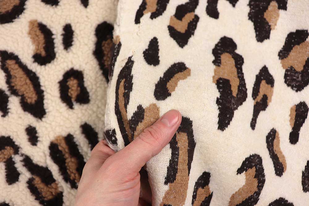 Kuscheliger Sherpa Fleece mit trendigem Leo-Muster – warm, weich und perfekt für Kleidung & Deko. Fl5207 Sherpa Fleece Leo Fleecestoffe Sherpa Fleece - Wild Leo