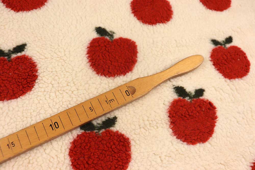 Kuschelweicher Sherpa Fleece mit roten Apfelmotiven – warm, weich & ideal für Kinderkleidung & Deko. Fl5212 Fleece Sherpa Apfel S4 Fleecestoffe Sherpa Fleece - Apple Garden