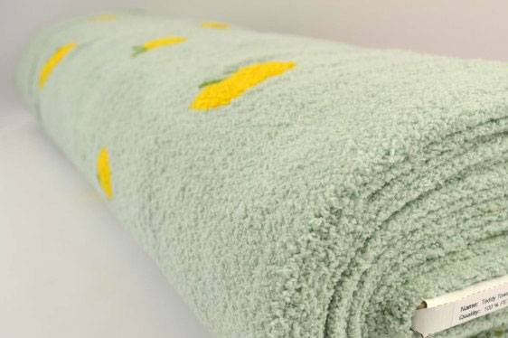 Herrlich flauschiger Stoff mit Stickerei - ein weicher Traum von einem Stoff! Fl5215 Flausch Frottee Fruechte Sherpa Fleece Flausch-Teddy bestickt - Früchtchen
