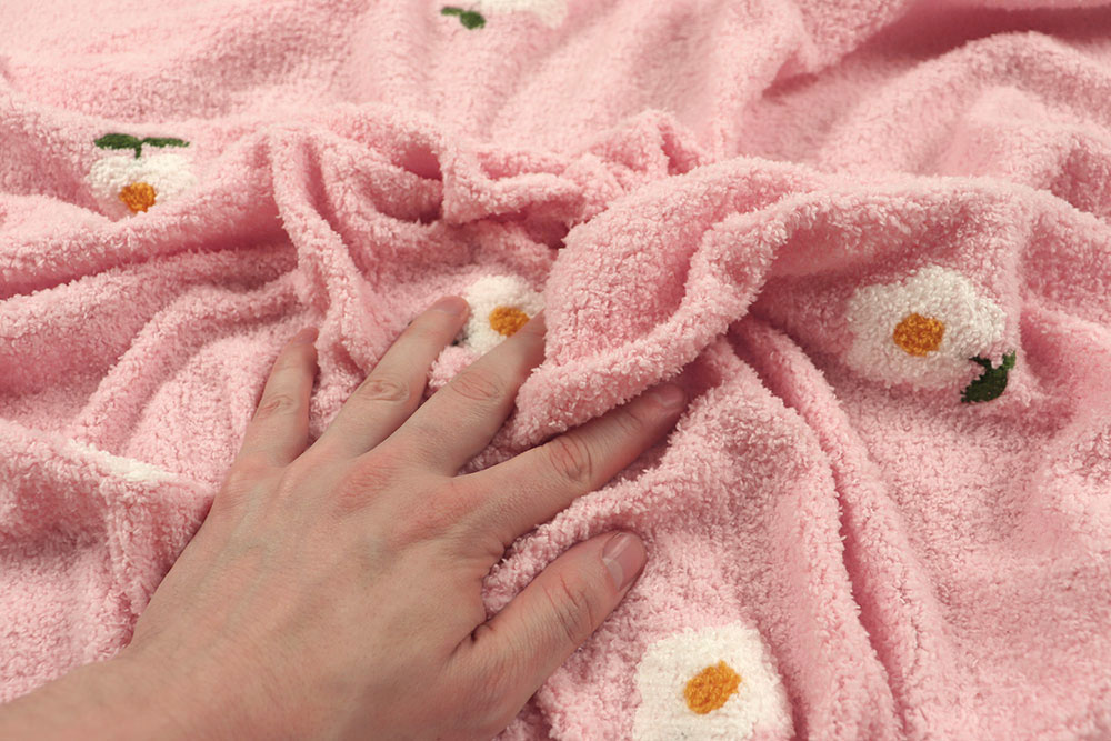 Ein weicher Traum von einem Stoff - herrlich flauschig und edel bestickt! Fl5217 Flausch Frottee Blumen Sherpa Fleece Flausch-Teddy bestickt - Blümchen