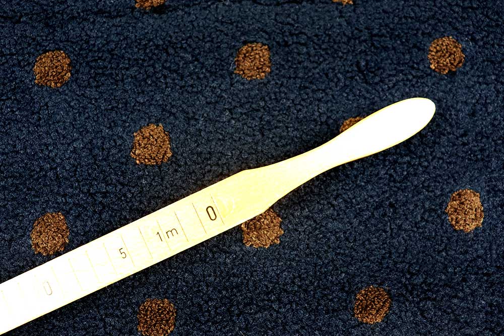 Wie Konfetti auf Mitternachtsblau: weicher Sherpa mit warmen, rostbraunen Punkten – gemütlich, verspielt und voller Charakter. Fl5222 Sherpa Fleece Punkte S4 Sherpa Fleece Sherpa Fleece - Dots