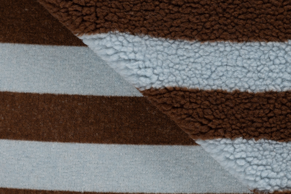 Kuscheliger Teddy-Fleece mit markanten Streifen – weich, gemütlich und ideal für Jacken, Accessoires und Wohnideen. Fl5224 Teddy Streifen Blau Braun S4y Fleece Teddy Fleece - Streifen - Hellblau/Braun