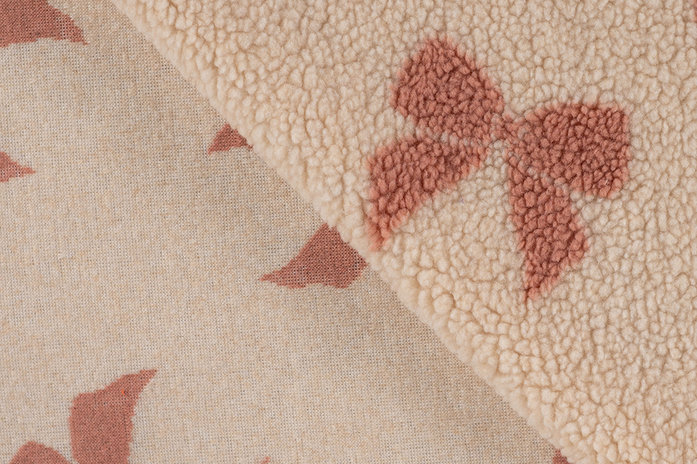 Kuscheliger Teddy-Fleece mit süßem Schleifenmuster – flauschig weich und ideal für Kleidung, Kinderprojekte und Wohnaccessoires.
 Fl5225 Teddy Schleifen S4y Fleece Teddy Fleece - Schleifen