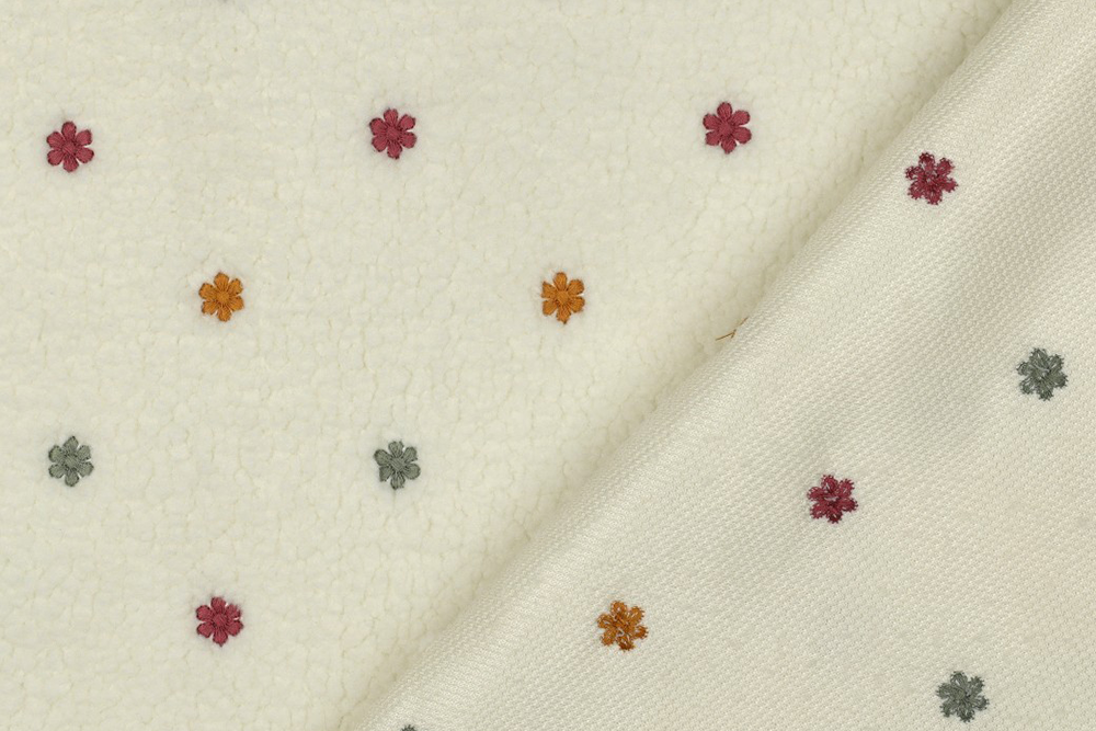Flauschiger Teddystoff in Ecru mit Blumenstickerei – für warme Kleidung, Decken, Kissen und Accessoires. Fl5232 Fleece Blumen Gestickt S4y Fleece Sherpa Fleece - Gestickten Blumen