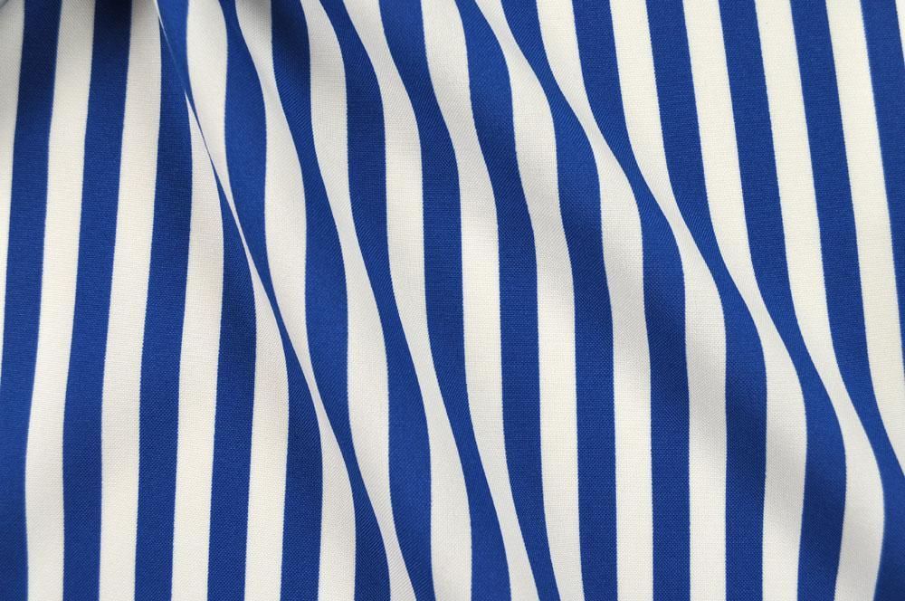 Klassische Streifenmuster sind allseits beliebt! Dieser Universalstoff ist perfekt für viele Kostüm-Ideen Fn1096 Universalstoff Streifen Blau Weiss  Z1 Kostümstoffe Universalstoff Streifen - Blau/Weiß