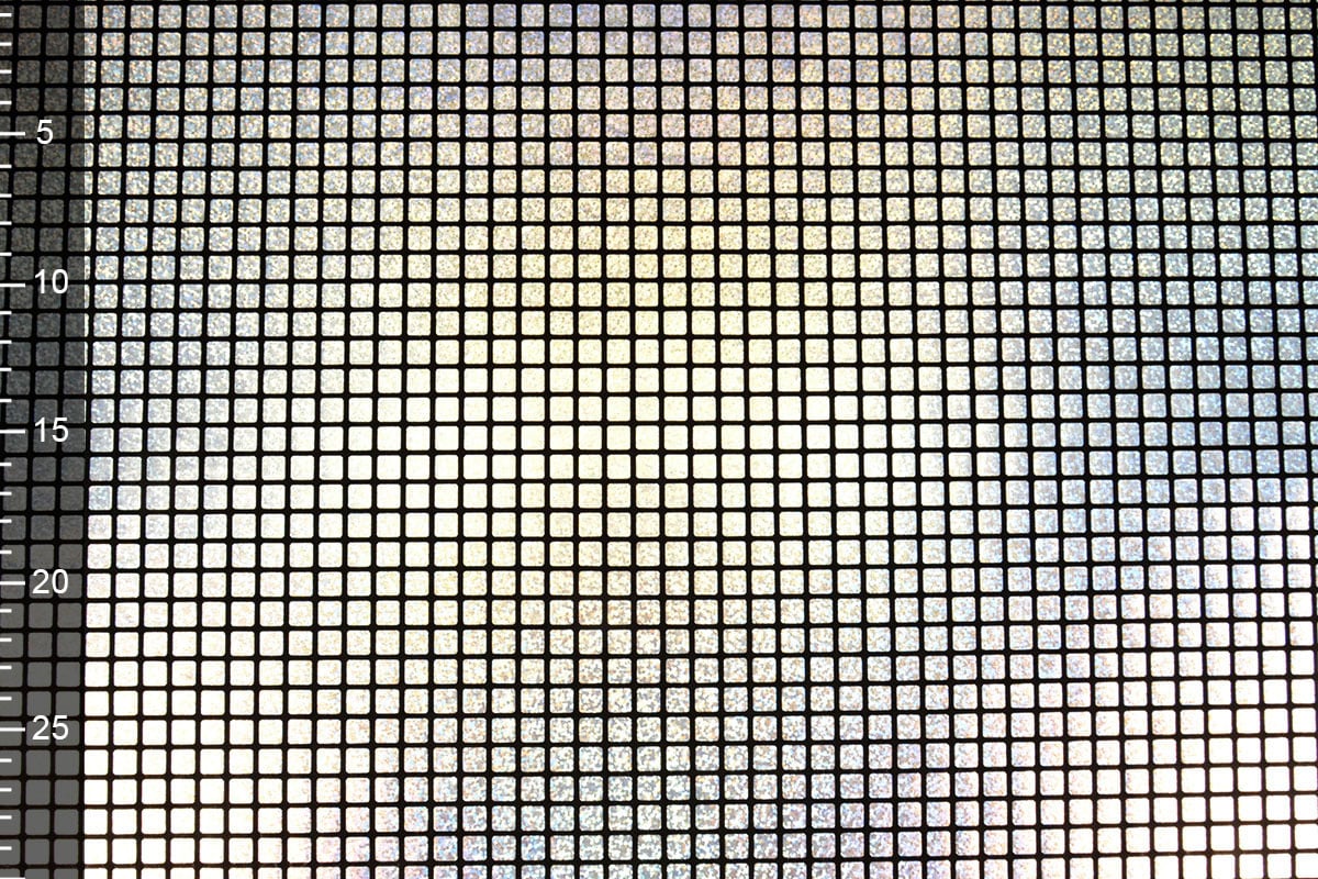 Elastischer Stoff mit silbernem Karomuster und coolem Hologrammeffekt Fn1276910 Folienjersey Karo Silber S4 Effektstoffe Tanzkleiderstoff Hologramm - Silver Squares