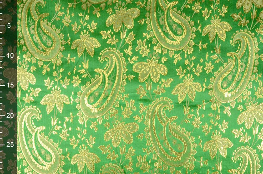Ein goldenes Paisleymuster mit eldem Schimmer verleiht diesem Stoff eine außergewöhnliche Ausstrahlung – elegant und wirkungsvoll Fn1286 Brokatpaisley Gruengold 1(1) Brokat Meterware Brokat - Paisley - Grün/Gold