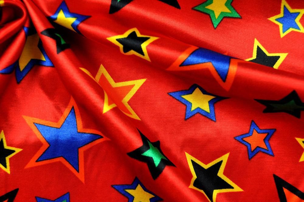 Edler Kett-Satin aus Viskose-Baumwoll-Gemisch mit buntem Design für flippige Kostüme und mehr Fn2014 Satin Stars Rot Z1 Satin Stoffe bunt Kettsatin - Baumwolle/Viskose - Stars - Rot