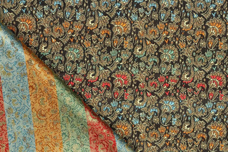 Schwarzer Brokat-Stoff mit buntem Blumendesign - ein kontrastreicher Hingucker! Fn3188 Brokat Blumen Schwarz Stm Brokat Meterware Brokat Mayoni - Schwarz