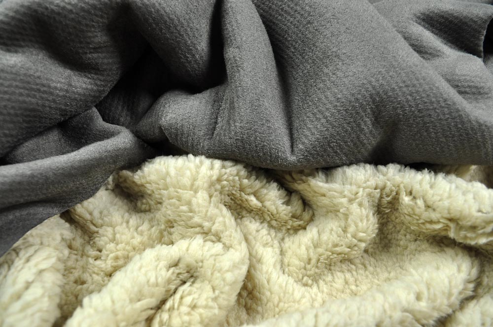 Flauschiges Kunstleder mit weichem Teddyfell kaschiert - ideal für wärmende Bekleidung und mehr!  Fp1098 Teddy Wildleder Grau Fellstoffe Teddy-Wildlederimitat