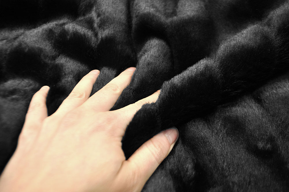 Schwarzes Pelzimitat mit leichter Streifenstruktur und stabil gewirkter Rückseite - traumhaft flauschig und hautsympathisch! Fp1102 Nerz Pelz Schwarz S4 Pelzimitat Nerz-Pelzimitat - Schwarz