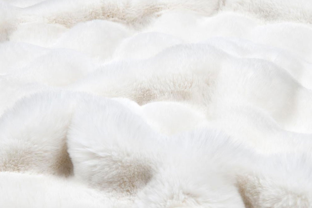 Weiches Fellimitat in edlem Creme – kuschelig, wärmend und vielseitig für Deko, Accessoires und Mode. Fp1144 Fellimitat Creme Anwendungsbeispiel Vorhang Fellstoffe Pelzimitat - Nebraska - Creme