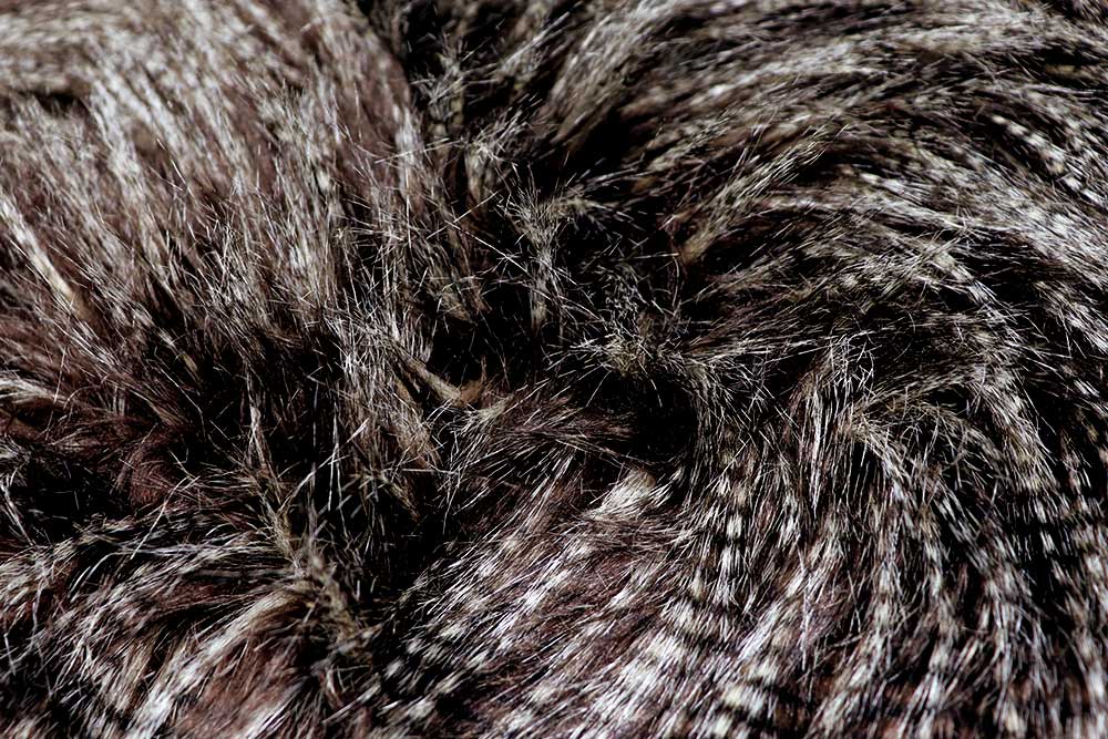 Wild, weich und außergewöhnlich: Dieses dunkle Pelzimitat erinnert an feines Federkleid. Fp1154 Pelzimitat Federn Pelzimitat Pelzimitat - Bird