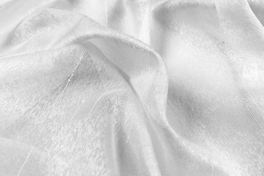 Ein matter Gardinenstoff, der aufgrund seiner abwechslungsreichen Webstruktur eine tolle Wirkung erzielt Gg5013009 Gardinenstoff Webstruktur Hand Gardinen transparent Gardinenstoff Saturn - Weiß transparent - 260 cm hoch- Bleiband