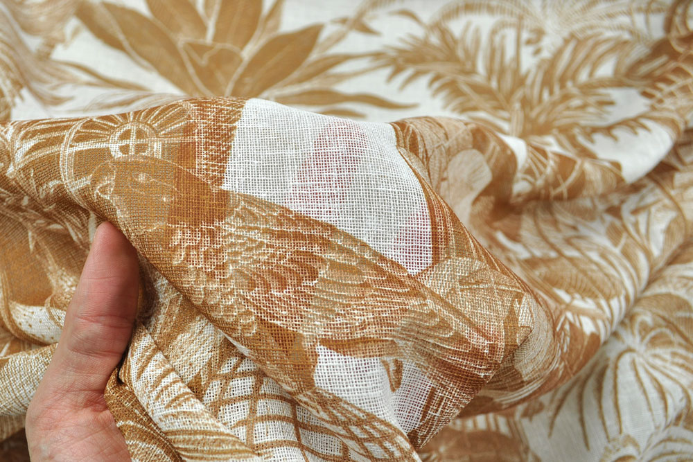 Gardinenstoff mit imposanten Muster in modernem Curry - ideal für Heimtextilien und mehr!  Gs5114002 Leinen Voile Curry S4y Dekostoffe Toile de jouy Gardinenleinen - Dschungel Toile - Curry