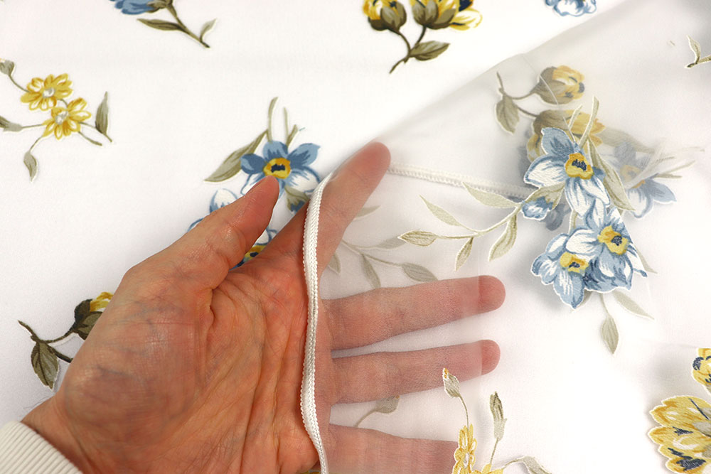 Luftiger Gardinenstoff mit eingewebten Blümchen - ein Traum für Küche, Kinderzimmer, Landhaus-Deko! Gs5139 Gardinenstoff Blumen  1 Dekostoffe Landhaus Gardinenstoff Bleiband - Blümchen - 300 cm