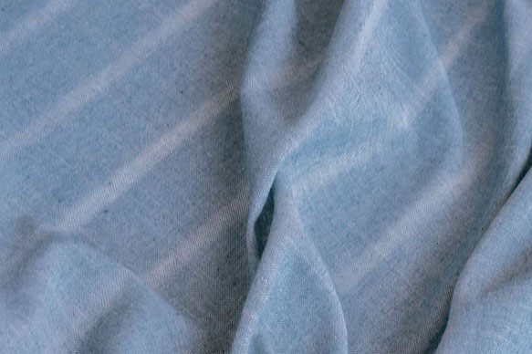 Luftiger Gardinenstoff in Überbreite mit trendigem Denim-Look - hergestellt aus Resten von Jeanshosen und PET-Flaschen! Js5047 Jeans Recyclingstoff Streifen Gardine  Logo S4 Übergardinen Gardinenstoff aus Jeansresten - Streifen - 300 cm