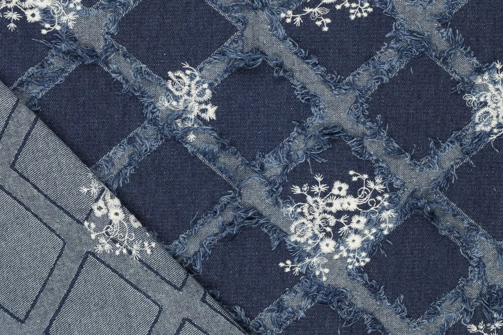 Trendiger, schwerer Denim mit Stickerei-Mix aus Rauten und Blumen - eine optische Wucht! Js5054 Jeansstoff Stickerei Raute Blume Jeansstoffe Jeans-Stoff Premium - Vintage-Stick