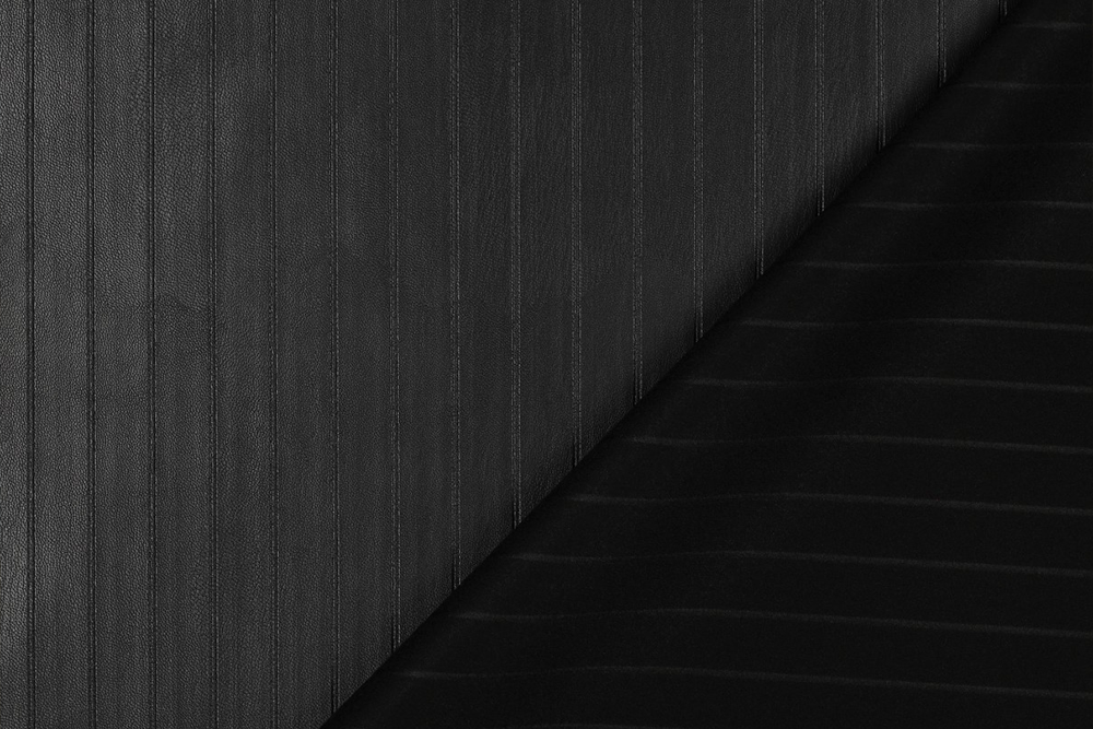 Kunstleder mit geprägter Längsstruktur in Schwarz. Ideal für Polster, Fahrzeugausbau, Taschen und Dekorationen. Kl1190 Black Line S4y Motiv Kunstleder Kunstleder - Black Line