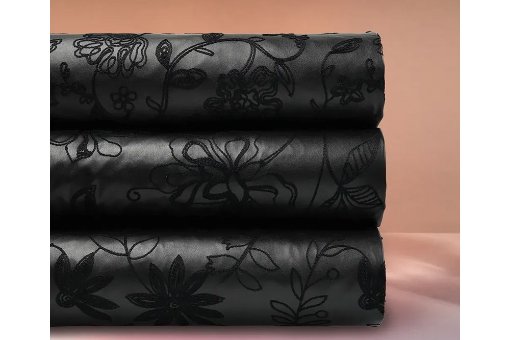 Elegantes Kunstleder mit floraler Stickerei – perfekt für Deko, Taschen & Möbelbezüge.
 Kl1192 Kunstleder Gnseblmchen S4y Standard - Kunstleder Kunstleder - Ranken-Stickerei