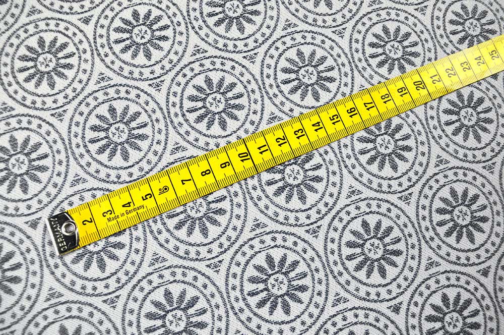 Beidseitig verwendbar und mit Teflon beschichtet - ein wunderschöner, fester Stoff, perfekt für Außenbereiche! Om5156 Outdoor Jacquard Teflon Kreise Grau S4 Outdoor Outdoor-Jacquard Teflon™ - Magdalena - Grau