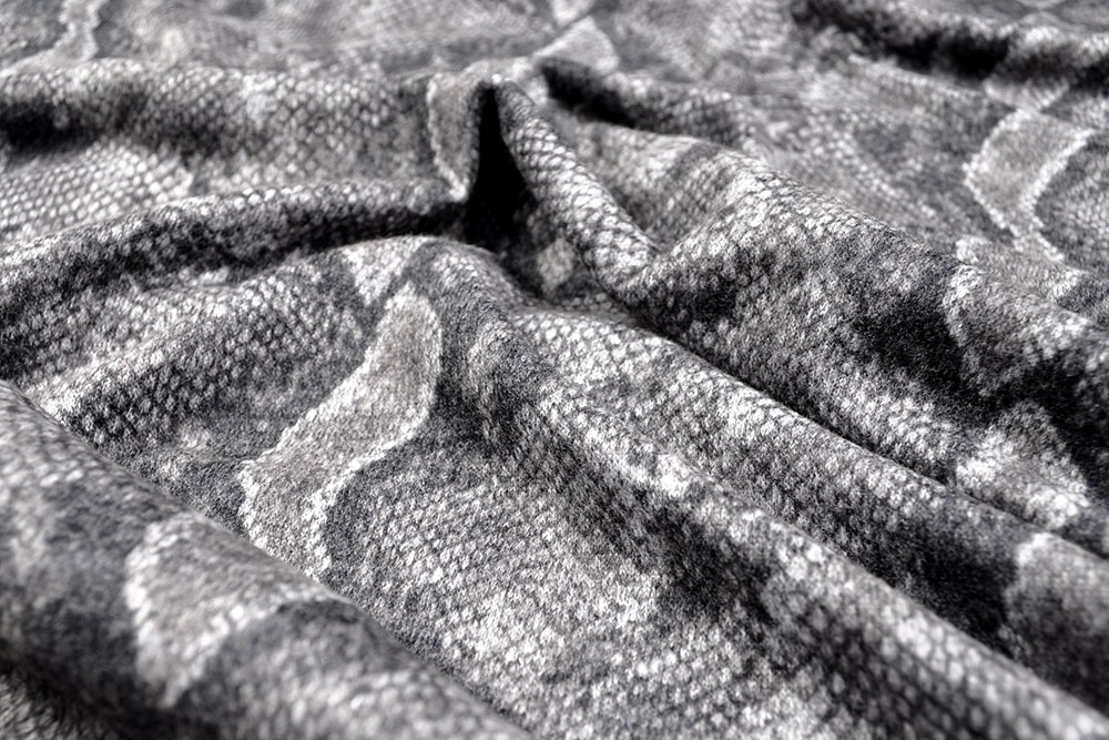 Super softer Bekleidungsstoff mit Schlangenmuster - stretchig, trendy, zum Spitzenpreis zu haben! Sp138013 Strickjersey Angora Touch Schlange S4 Elastikstoffe Stretch-Stoff Angora Feeling - Grey Snake