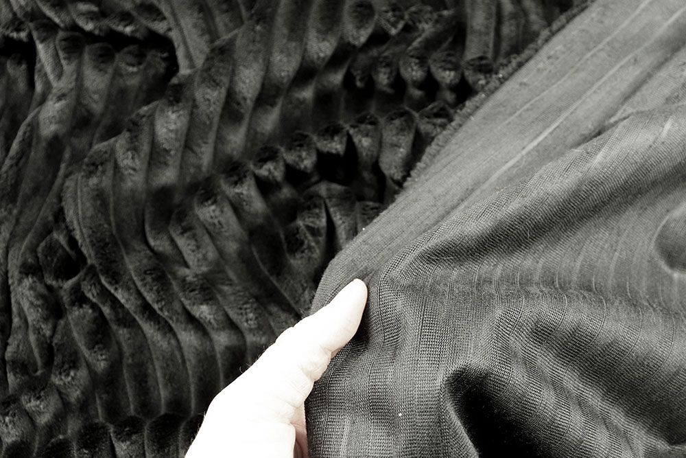 Super soft, modisch-strukturiert und optisch einfach eine Wucht! Sp155065 Sonderposten Bekleidungsstoffe Fellimitat strukturiert - Black Stripes