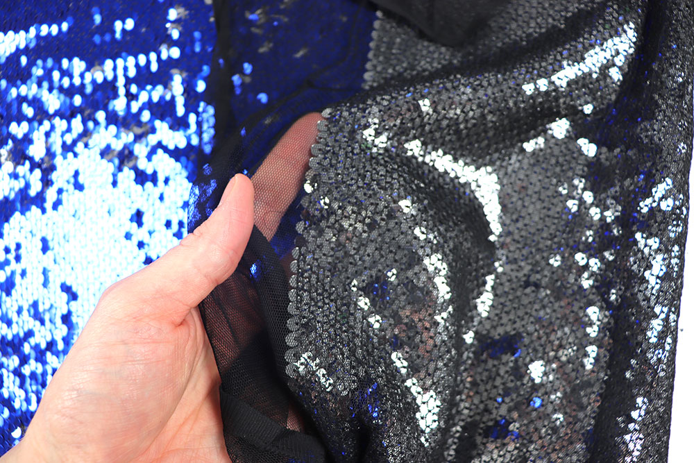 Glänzender, edler Pailletten-Stoff mit trendigem Wende-Effekt! Sp168003 Paillettenstoff Royal Hand Glitzer + Pailletten Wende-Pailletten-Stoff - Royal/Silber - B-Ware