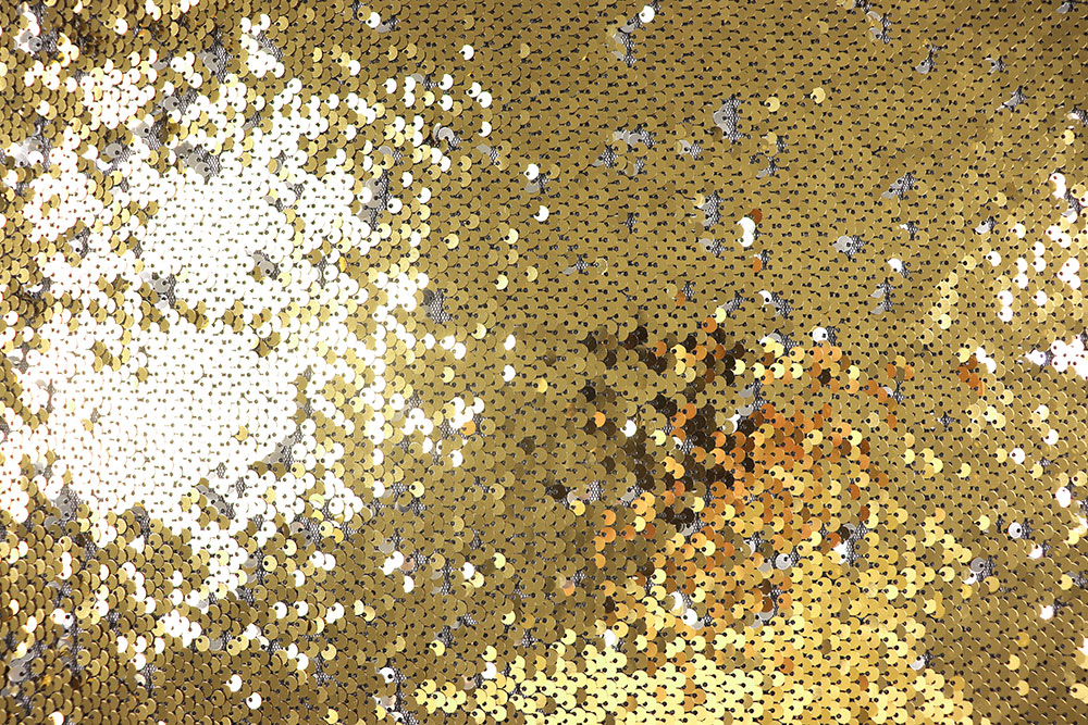 Glänzender, edler Pailletten-Stoff mit trendigem Wende-Effekt! Sp168004 Paillettenstoff Gold Hand Sonderposten NEU Wende-Pailletten-Stoff - Gold/Silber - B-Ware