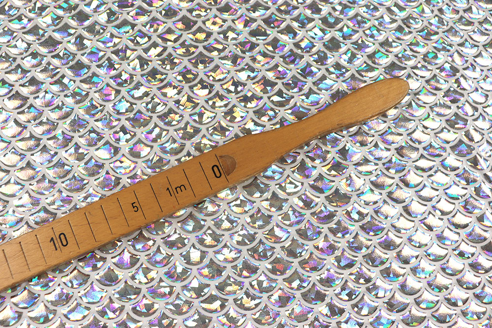 Stretchiger Folienjersey mit Schuppen-Motiv - ein Eye-Catcher für Kostüme, Tanzsport und vieles mehr! Sp168008 Hologrammstoff Schuppen Silber S4 Fasnacht Stoffe Einfarbig Tanzkleiderstoff Hologramm - Schuppe - Silber