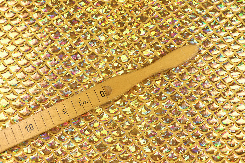 Stretchiger Folienjersey mit Schuppen-Motiv - ein Eye-Catcher für Kostüme, Tanzsport und vieles mehr! Sp168009 Hologrammstoff Schuppen Gold S4 Fasnacht Stoffe Einfarbig Tanzkleiderstoff Hologramm - Schuppe - Gold