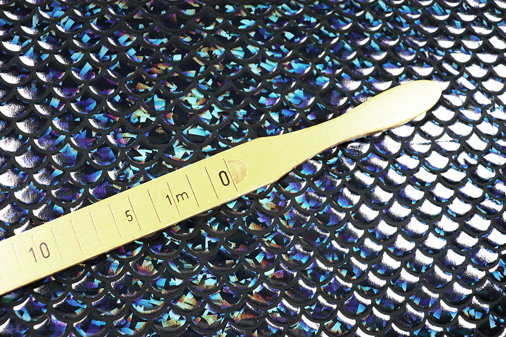 Stretchiger Folienjersey mit Schuppen-Motiv - ein Eye-Catcher für Kostüme, Tanzsport und vieles mehr! Sp168010 Hologrammstoff Schuppen Schwarz S4 Tanzkleiderstoff Hologramm - Schuppe - Schwarz