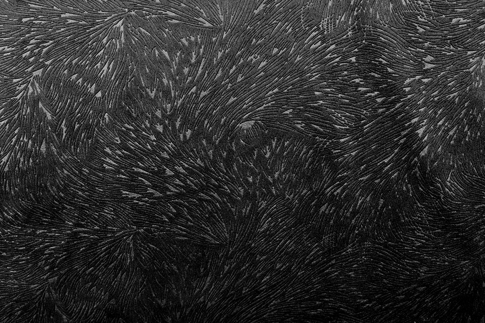 Samt mit wilder Struktur - herrlich geschmeidig, hochwertig verarbeitet und in ganz besonderer Optik! Sp178011 Samtstoff Wild Schwarz Samt Samt Wild - Schwarz