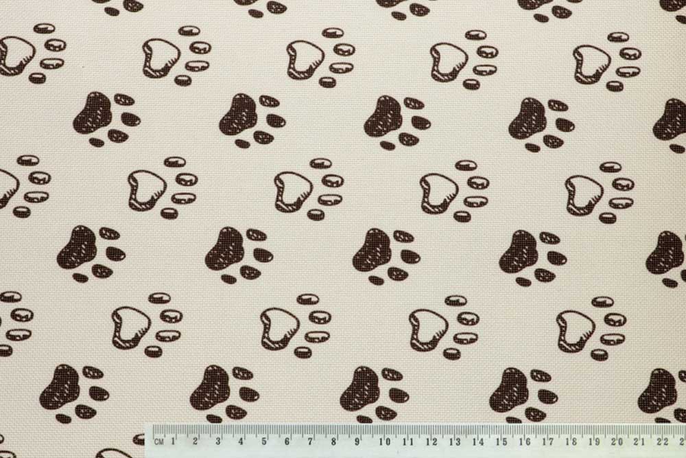 Robuster Polyester-Stoff mit einem charmanten Hundepfoten-Druck. Tg1228065 Polyesterstoff Tatze Beige 001 Gemustert  Polyesterstoff wasserabweisend - Tatze - BeigePolyesterstoff Pfotenmuster mit Maß
