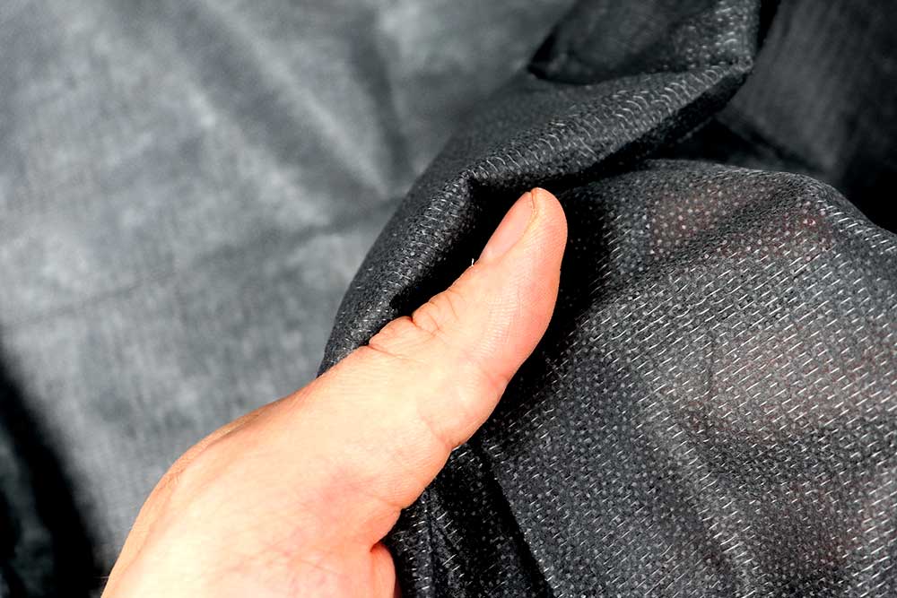 Einlage zum Aufbügeln in Schwarz, geeignet für leichte bis mittelschwere Stoffe Vl1015 Schwarz Buegeleinlage Hand Vlies Einbügel-/Nähvlies Bügeleinlage H410 - Schwarz