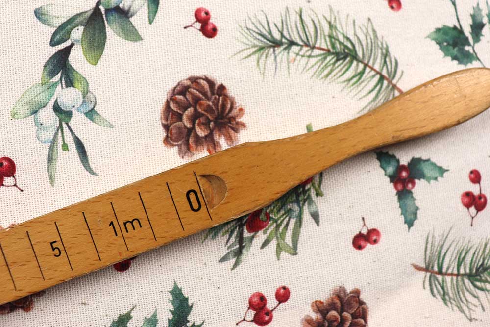 Winterlicher Dekostoff aus Recyclingfasern, der Ihren Kreationen einen charmanten Charakter verleihen wird! Wn5339 Weihnachtsstoff Kiefernzapfen S4 Dekostoffe Pflanzen Recycling-Dekostoff - Kiefernzapfen