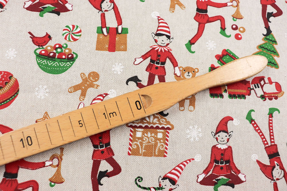 Ein Stoff wie aus der Weihnachtswerkstatt: Wichtel, bunte Spielzeuge und jede Menge gute Laune – auf natürlichem Leinenlook! Wn534 Dekostoffleinenoptik Elfentanz S4y Weihnachten Figuren Dekostoff Leinenoptik - Elfentanz