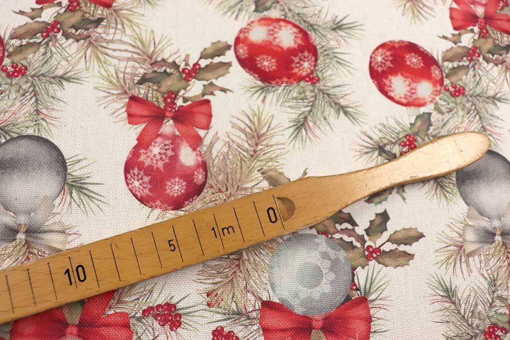 Weihnachten im Stoffformat: ein bisschen Glitzer, ein bisschen Tanne – und jede Menge gute Laune. Wn5341 Weihnachtsstoff Christbaumkugeln S4 Dekostoffe sonstige Recycling-Dekostoff - Holly & Joy