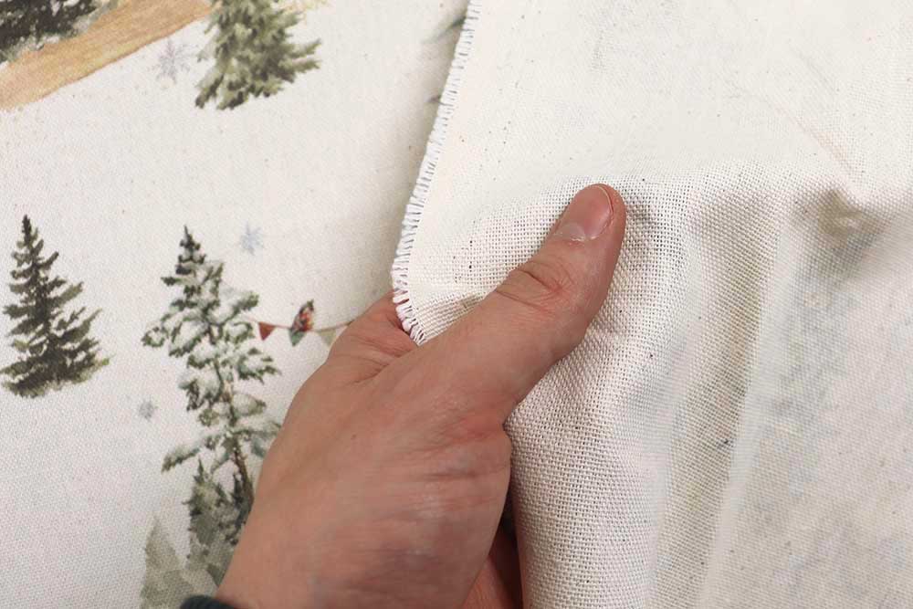 Hüttenzauber zum Vernähen: Mit verschneiten Tannen, roten Blockhütten und Winterwald-Flair zieht Gemütlichkeit direkt bei dir ein! Wn5343 Weihnachtsstoff Winter Haus S4 Recycling-Stoffe Recycling-Dekostoff - Winter Lodge